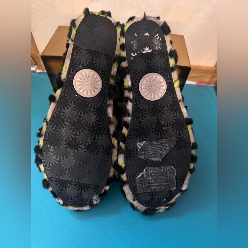 UGG Women's Sandals with Neon Green and Black Leopard Print - Picture 5 of 7